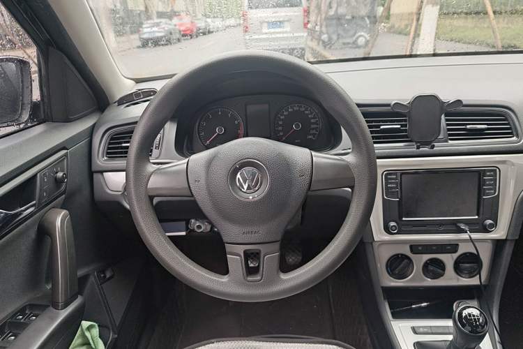 Used Volkswagen Lavida 2013 Revised Classic 1.6L Manual Fashion Edition Steering Wheel