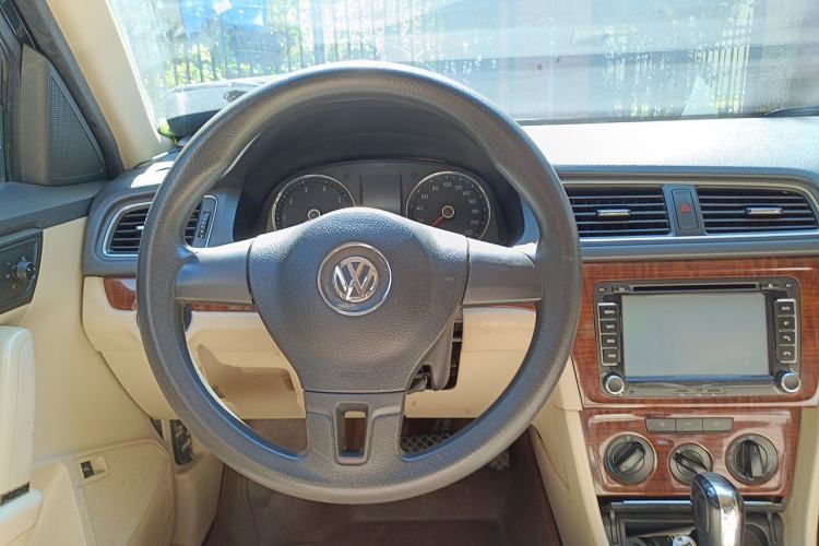 Used Volkswagen Lavida 2013 1.6L Automatic Comfort Edition Steering Wheel