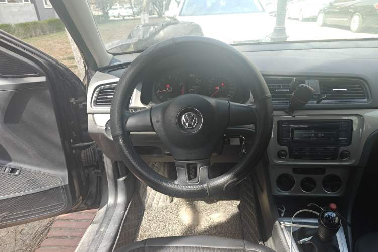Used Volkswagen Lavida 2013 Revised Classic 1.6L Manual Fashion Edition Steering Wheel