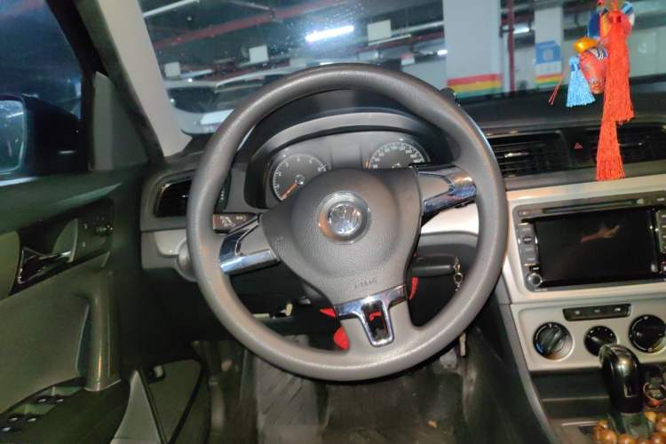 Used Volkswagen Lavida 2013 Revised Classic 1.6L Automatic Fashion Edition Steering Wheel
