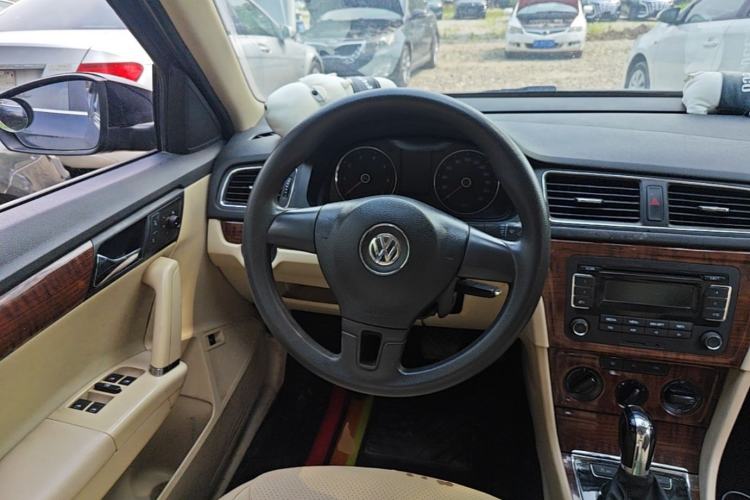 Used Volkswagen Lavida 2013 1.6L Automatic Fashion Edition Steering Wheel
