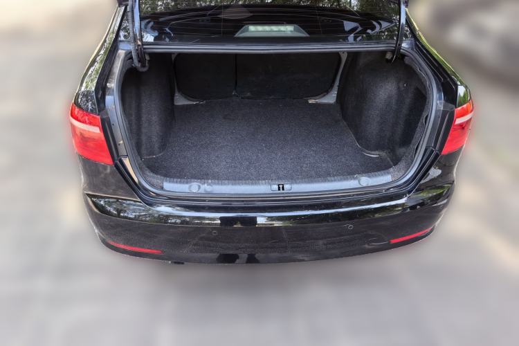Used Volkswagen Lavida 2013 Revised Classic 1.6L Manual Fashion Edition Trunk