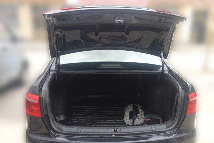 Used Volkswagen Lavida 2013 Revised Classic 1.6L Manual Fashion Edition Trunk