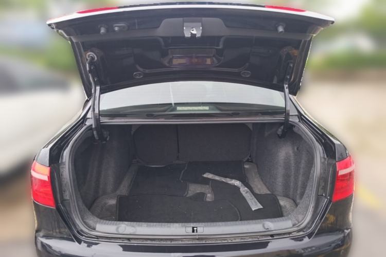 Used Volkswagen Lavida 2013 1.6L Automatic Comfort Edition Trunk