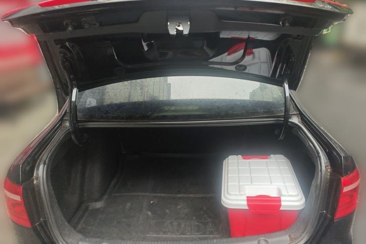 Used Volkswagen Lavida 2013 1.6L Automatic Fashion Edition Trunk
