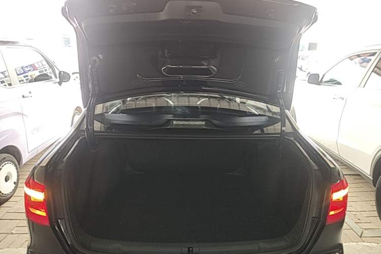 Used Volkswagen Lavida 2013 Revised Classic 1.6L Manual Fashion Edition Trunk
