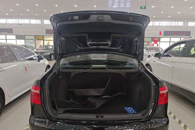 Used Volkswagen Lavida 2013 Revised Classic 1.6L Automatic Fashion Edition Trunk