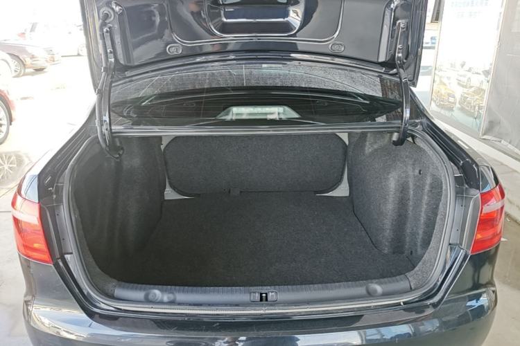 Used Volkswagen Lavida 2013 Revised Classic 1.6L Manual Fashion Edition Trunk