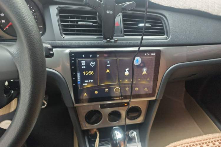 Used Volkswagen Lavida 2013 1.6L Automatic Fashion Edition Audio And AC Panel
