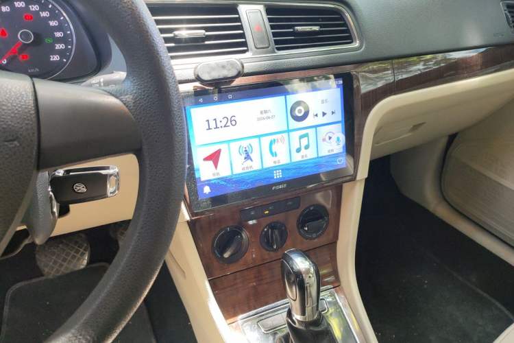 Used Volkswagen Lavida 2013 1.6L Automatic Comfort Edition Audio And AC Panel