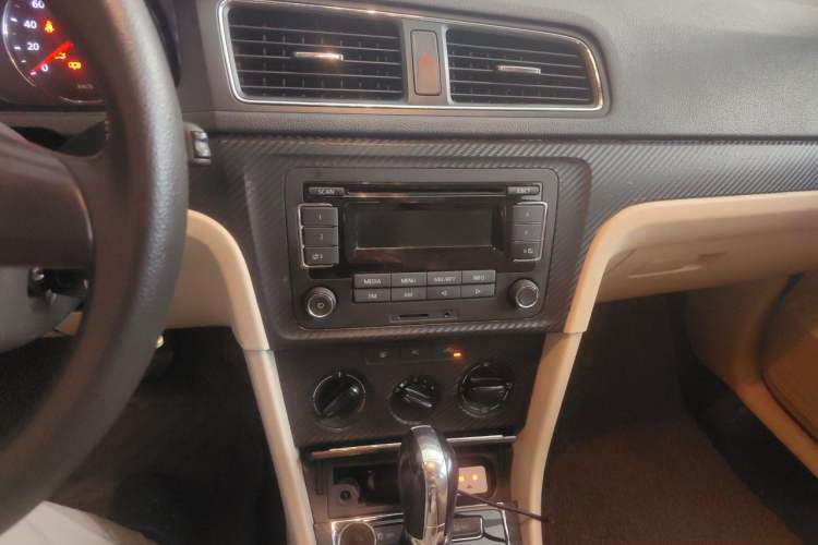 Used Volkswagen Lavida 2013 1.6L Automatic Comfort Edition Audio And AC Panel