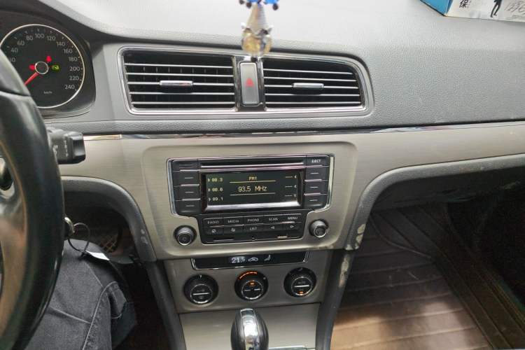 Used Volkswagen Lavida 2013 Revised Version 1.6L Automatic Luxury Edition Audio And AC Panel