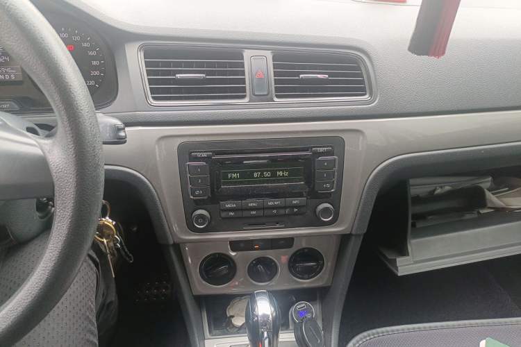 Used Volkswagen Lavida 2013 1.6L Automatic Fashion Edition Audio And AC Panel