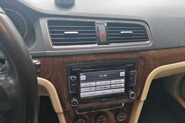 Used Volkswagen Lavida 2013 Revised Version 1.6L Automatic Luxury Edition Audio And AC Panel