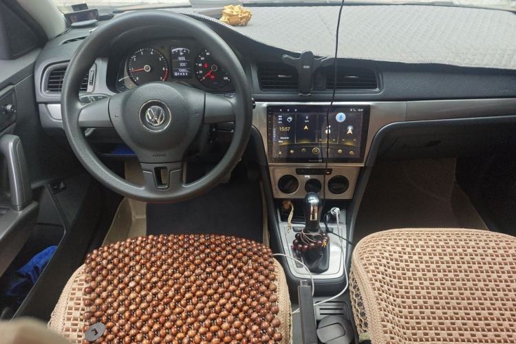 Used Volkswagen Lavida 2013 1.6L Automatic Fashion Edition Center Console