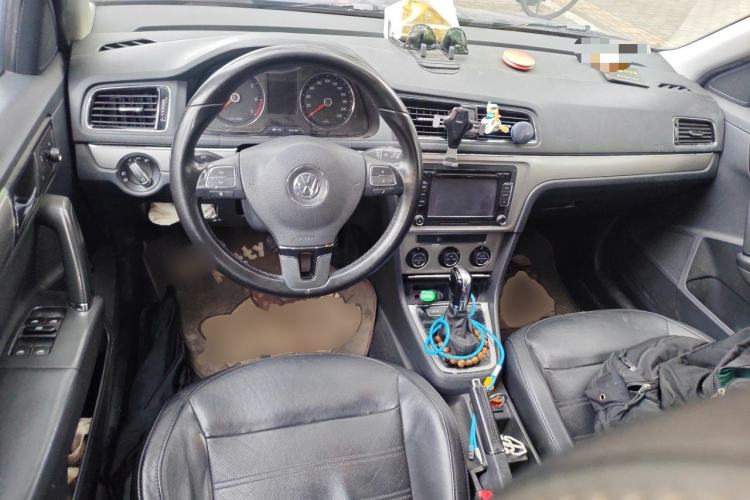 Used Volkswagen Lavida 2013 1.6L Automatic Luxury Edition Center Console