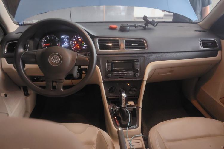 Used Volkswagen Lavida 2013 1.6L Automatic Comfort Edition Center Console