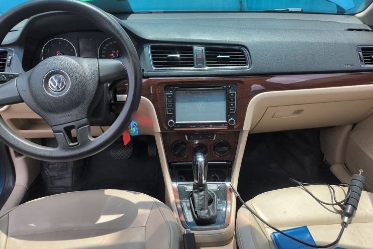 Used Volkswagen Lavida 2013 Restyled Classic 1.6L Automatic Comfort Edition Center Console