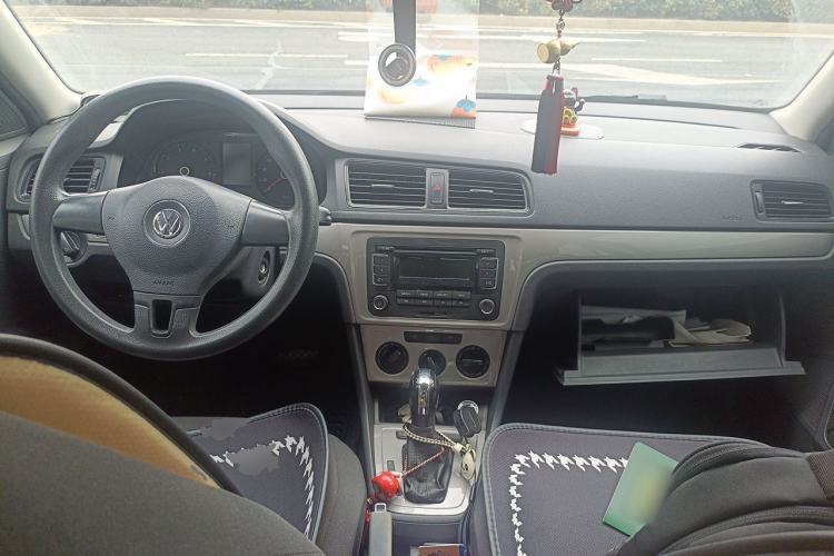 Used Volkswagen Lavida 2013 1.6L Automatic Fashion Edition Center Console
