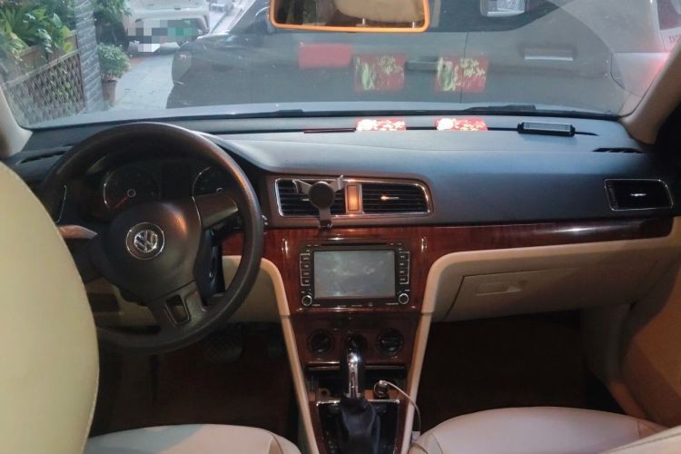 Used Volkswagen Lavida 2013 1.6L Automatic Comfort Edition Center Console
