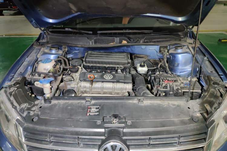Used Volkswagen Lavida 2013 1.6L Manual Fashion Edition Engine Bay