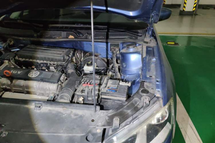 Used Volkswagen Lavida 2013 1.6L Manual Fashion Edition Engine Bay Left