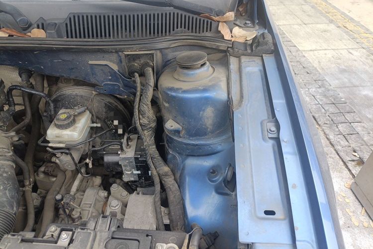 Used Volkswagen Lavida 2013 1.6L Automatic Fashion Edition Engine Bay Left