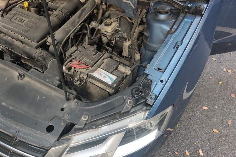 Used Volkswagen Lavida 2013 Revised Version 1.4 TSI DSG Comfort Edition Engine Bay Left