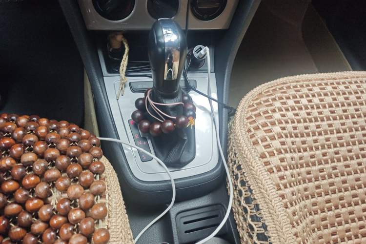 Used Volkswagen Lavida 2013 1.6L Automatic Fashion Edition Gear Lever