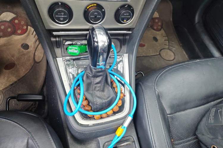 Used Volkswagen Lavida 2013 1.6L Automatic Luxury Edition Gear Lever