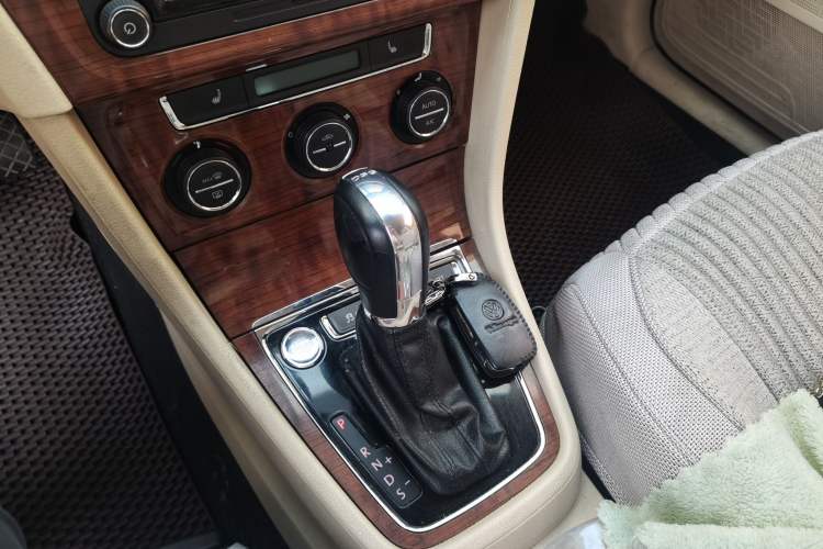 Used Volkswagen Lavida 2013 Revised Version 1.4 TSI DSG Luxury Edition Gear Lever