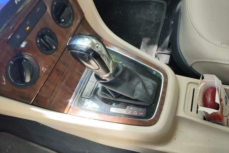 Used Volkswagen Lavida 2013 1.6L Automatic Comfort Edition Gear Lever