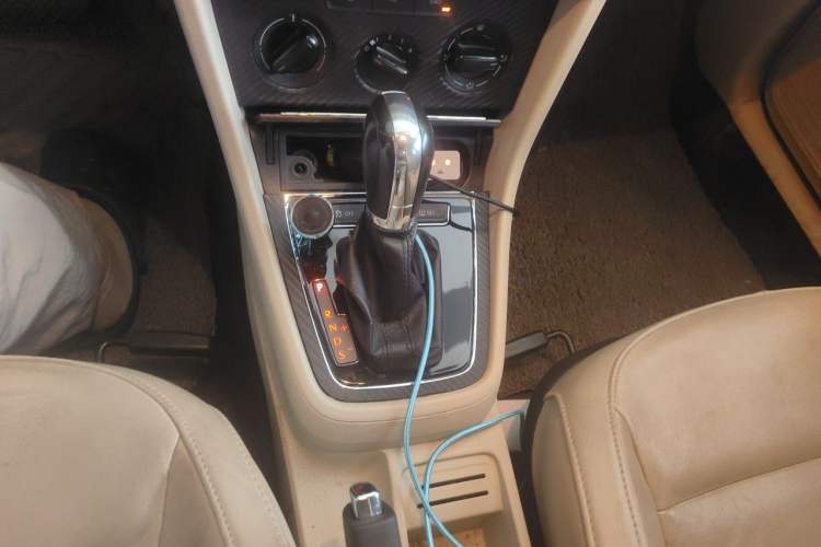 Used Volkswagen Lavida 2013 1.6L Automatic Comfort Edition Gear Lever
