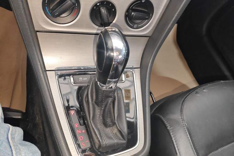 Used Volkswagen Lavida 2013 Revised Version 1.4 TSI DSG Comfort Edition Gear Lever