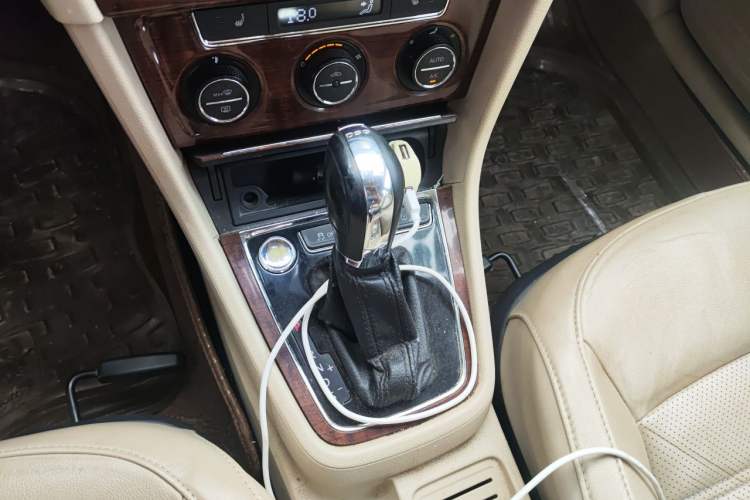 Used Volkswagen Lavida 2013 1.4TSI DSG Luxury Edition Gear Lever