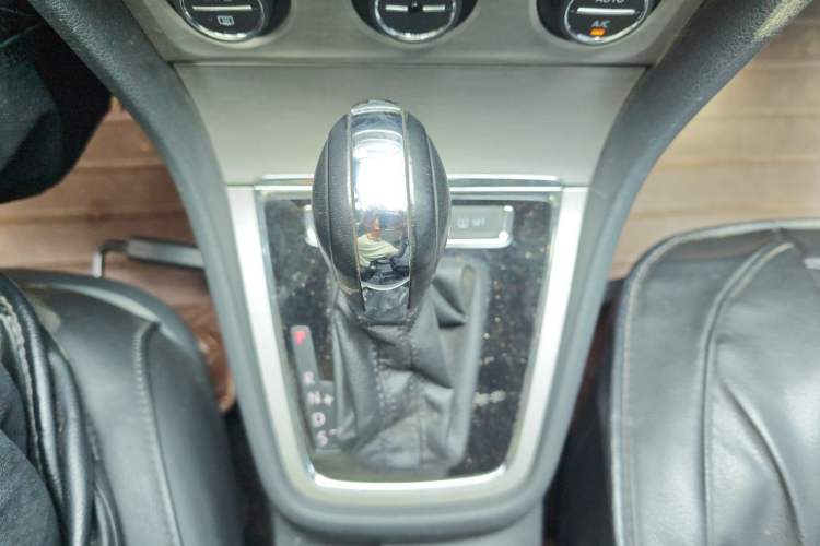 Used Volkswagen Lavida 2013 Revised Version 1.6L Automatic Luxury Edition Gear Lever