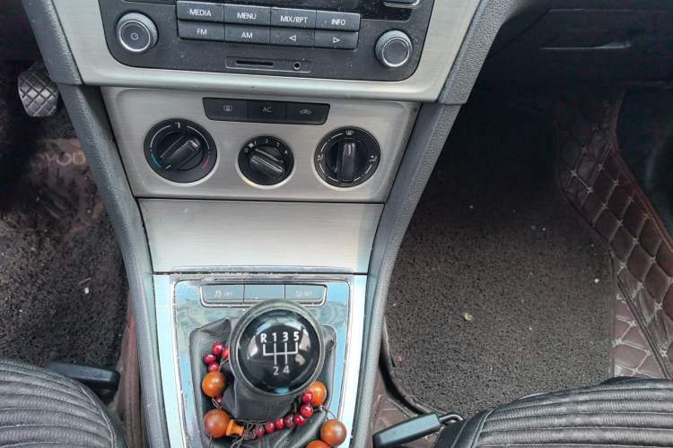 Used Volkswagen Lavida 2013 1.4TSI Manual Comfort Edition Gear Lever