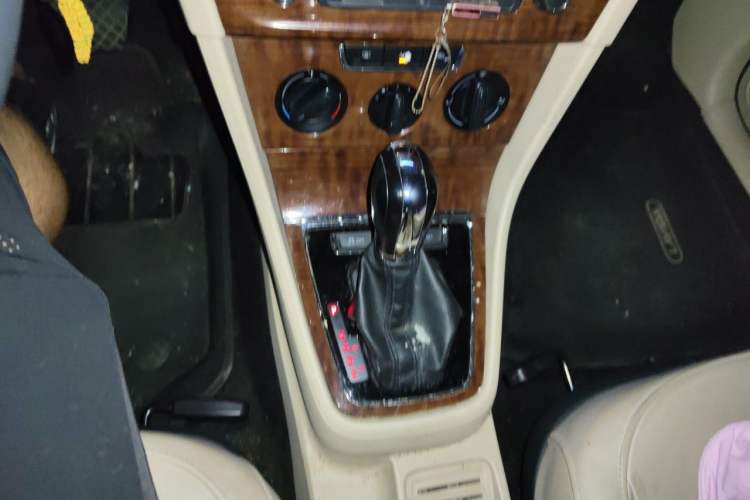 Used Volkswagen Lavida 2013 Restyled Classic 1.6L Automatic Comfort Edition Gear Lever