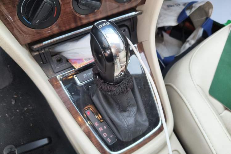 Used Volkswagen Lavida 2013 Revised Version 1.4 TSI DSG Comfort Edition Gear Lever