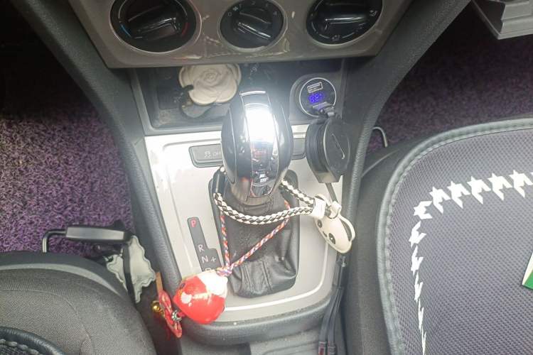 Used Volkswagen Lavida 2013 1.6L Automatic Fashion Edition Gear Lever