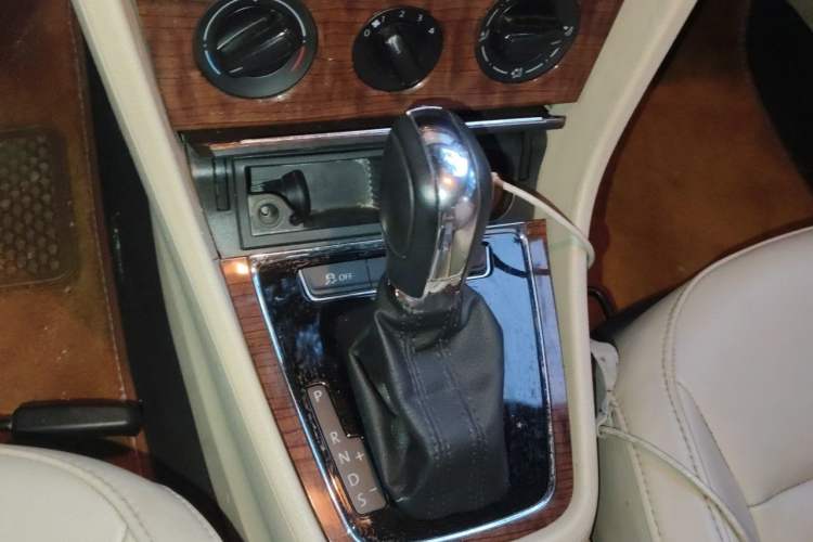 Used Volkswagen Lavida 2013 1.6L Automatic Comfort Edition Gear Lever