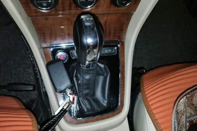 Used Volkswagen Lavida 2013 Revised Version 1.4 TSI DSG Luxury Edition Gear Lever