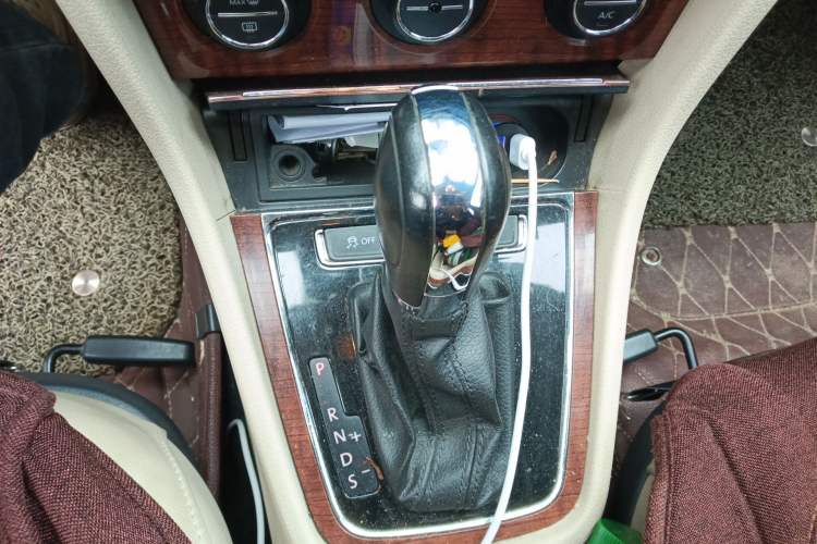 Used Volkswagen Lavida 2013 Revised Version 1.6L Automatic Luxury Edition Gear Lever