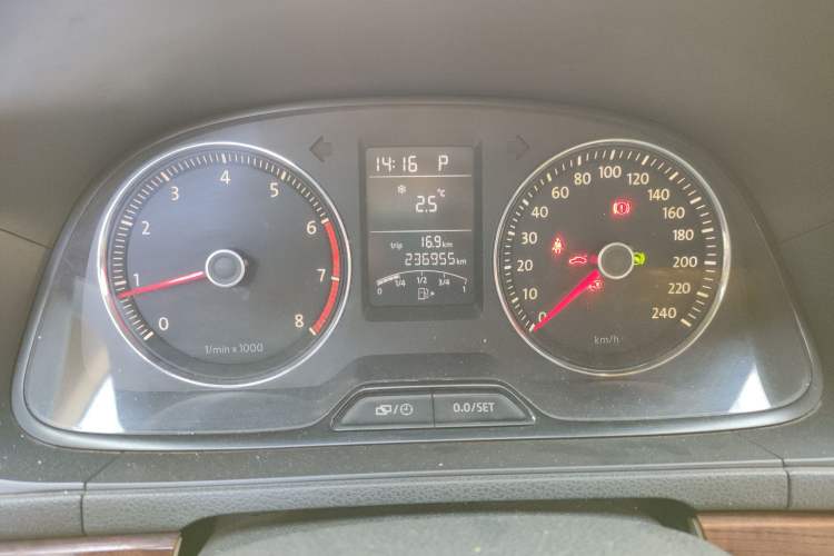 Used Volkswagen Lavida 2013 1.4TSI DSG Comfort Edition Odometer Close Up