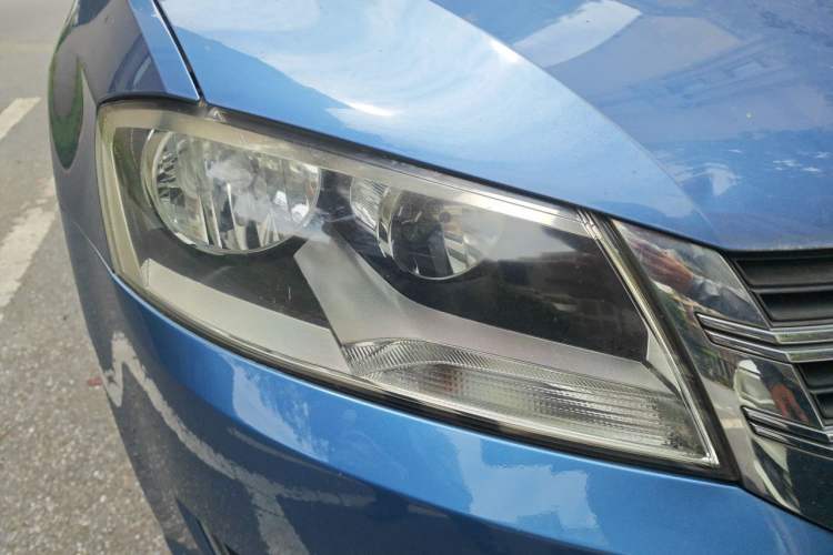 Used Volkswagen Lavida 2013 Revised Version 1.6L Automatic Luxury Edition Right Front Headlight