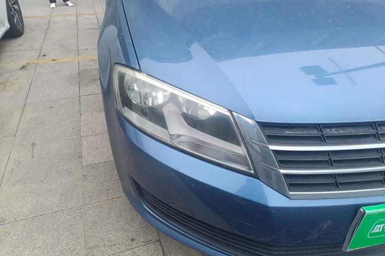 Used Volkswagen Lavida 2013 1.6L Automatic Fashion Edition Right Front Headlight