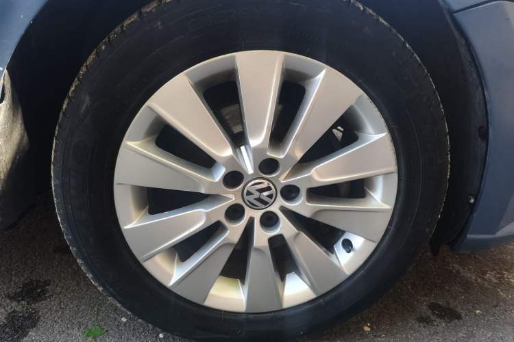 Used Volkswagen Lavida 2013 1.4TSI DSG Comfort Edition Right Front Wheel Hub