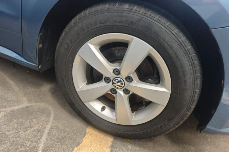 Used Volkswagen Lavida 2013 1.6L Automatic Fashion Edition Right Front Wheel Hub