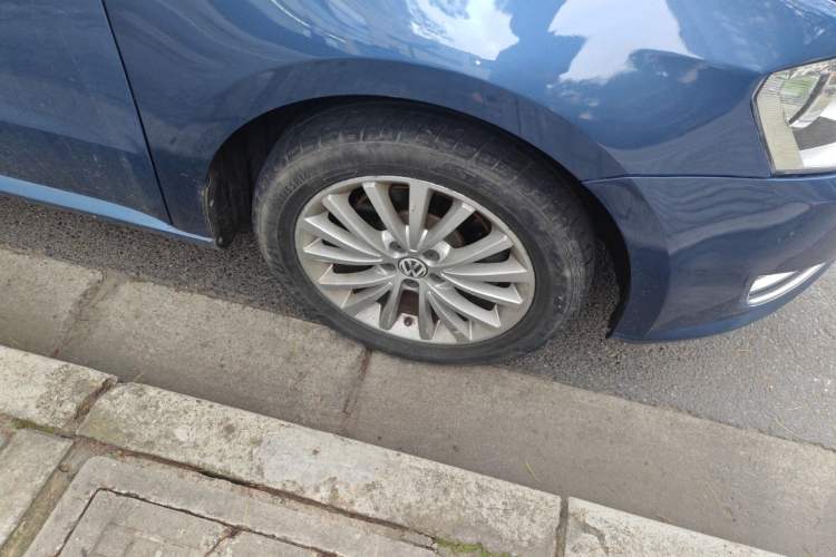 Used Volkswagen Lavida 2013 1.6L Automatic Luxury Edition Right Front Wheel Hub