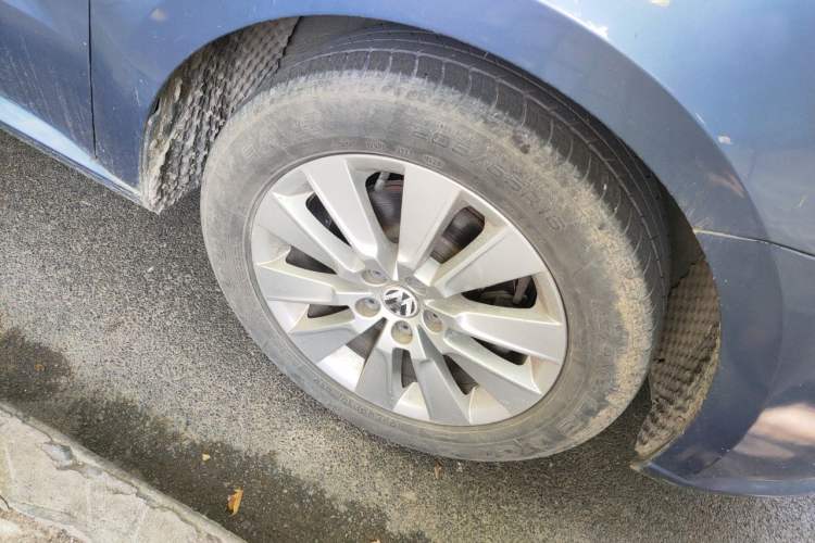 Used Volkswagen Lavida 2013 1.6L Automatic Comfort Edition Right Front Wheel Hub